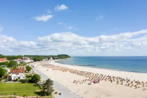 Strand mit vielen Strandkörben und der Ostsee im Hintergrund.