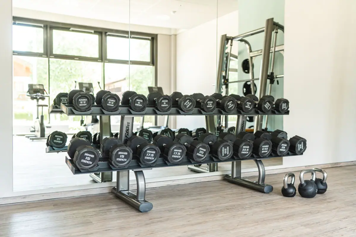 Fitnessruimte Een rek met gewichten in een fitnessstudio.