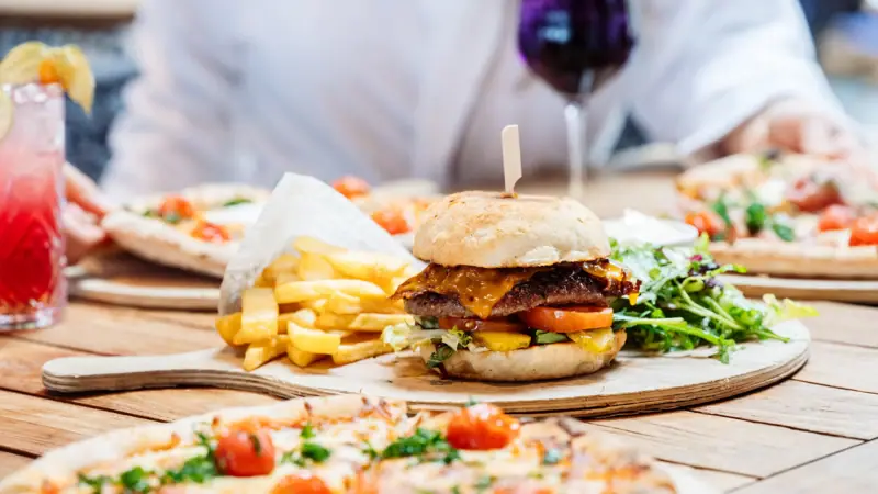 Een bord met een hamburger en frietjes.