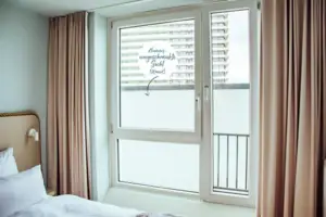 aja economie kamer Een raam met een wit bord erop.