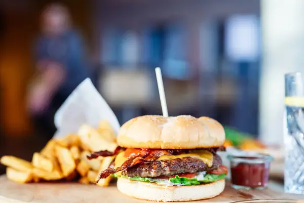 Hamburger met friet Burgers en friet op een houten plank.