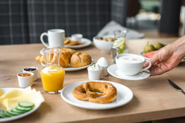 Frühstück Ein Tisch mit verschiedenen Speisen und Getränken.