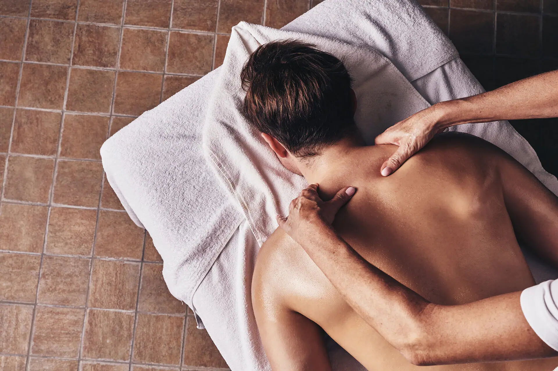 Rugmassage Een persoon ligt op een massagetafel.