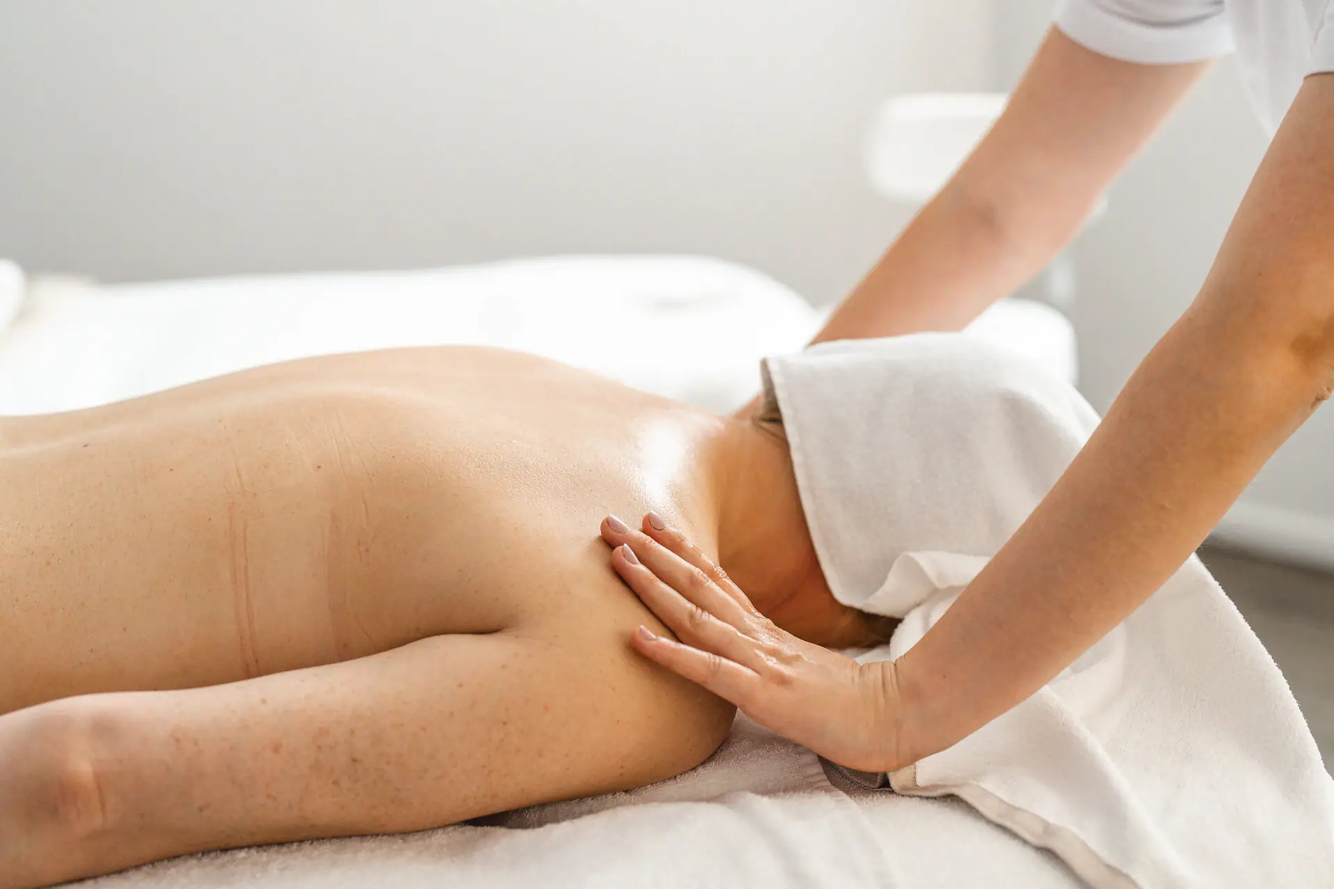 Rugmassage Eén persoon krijgt een rugmassage.