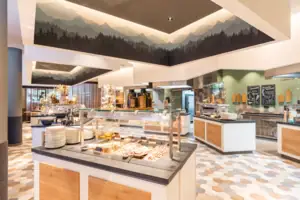 Buffet mit verschiedenen Speisen in einem Restaurant.