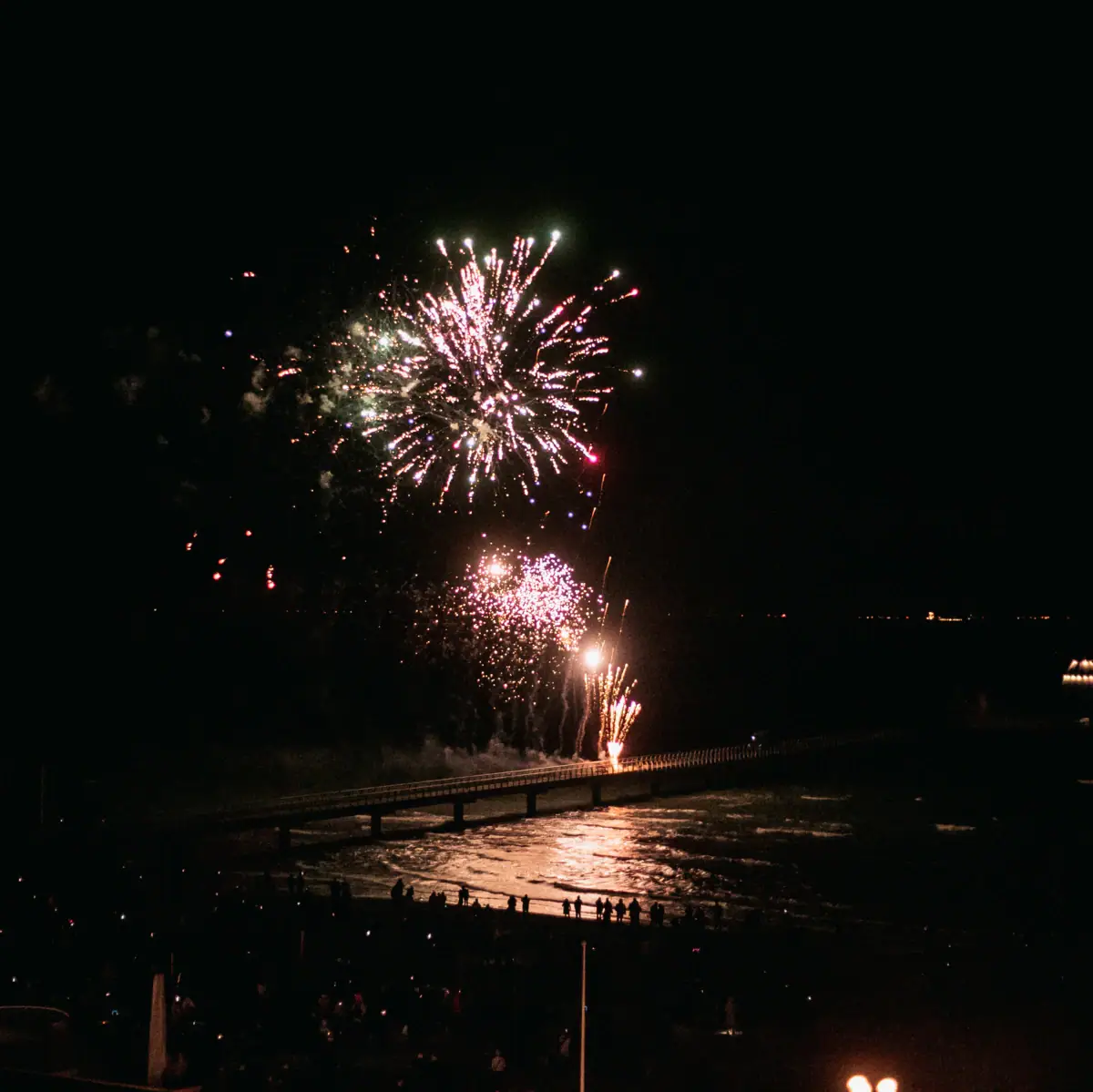 Vuurwerk in de nachtelijke hemel