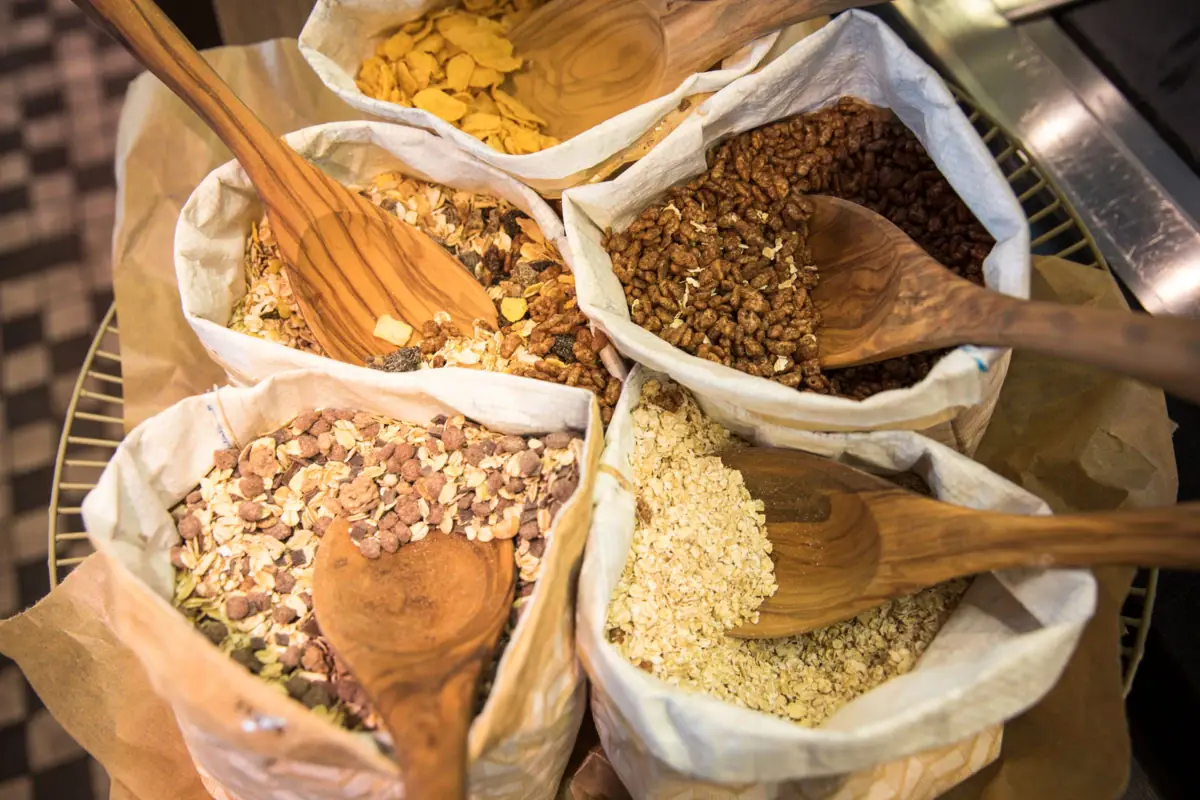 Ontbijt bij JEDERMANNS Een setje zakjes met muesli en houten lepels.