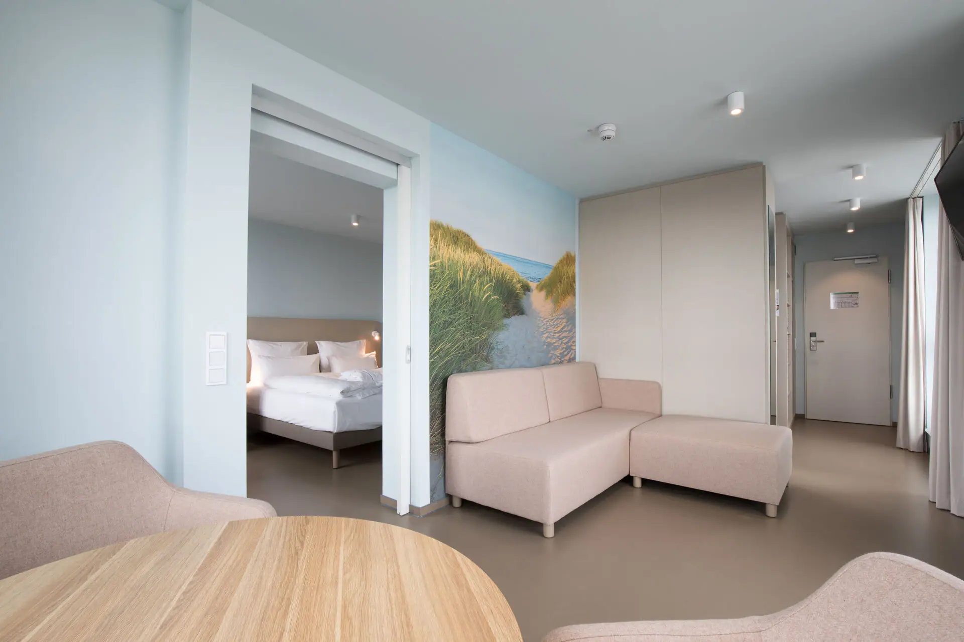 Suite bij aja Travemünde Een kamer met een bank en een bed.