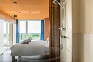 Douche in een kamer met moderne inrichting.