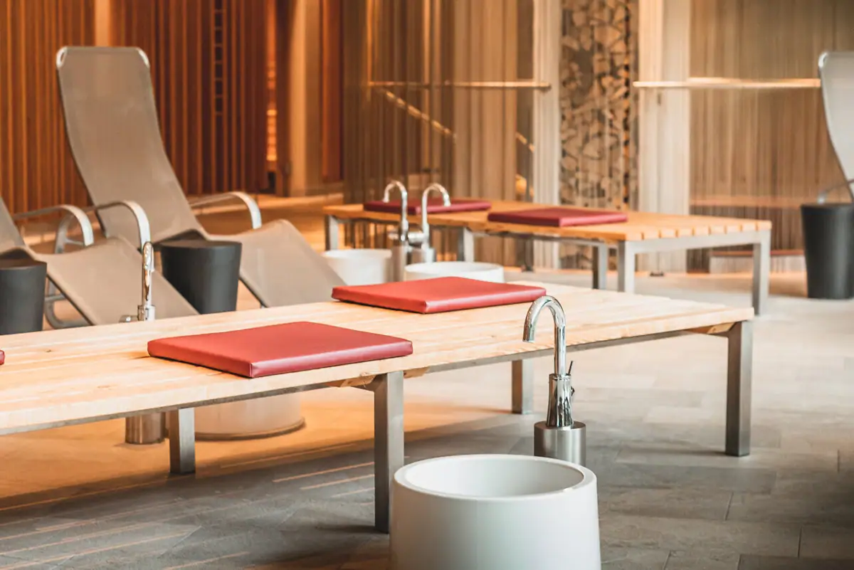 Ontspanningsruimte bij aja Werfenweng Ligstoelen met Kneipp-bassin