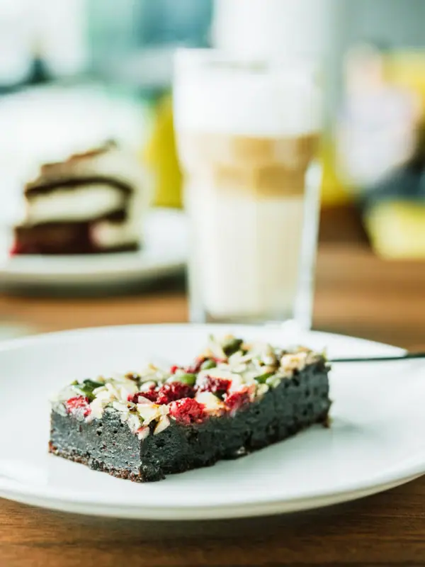 Brownie Een stuk taart op een bord.