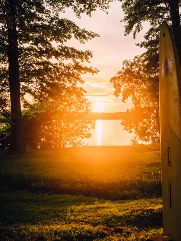 Zonsondergang De Scharmützelsee in het zonlicht.