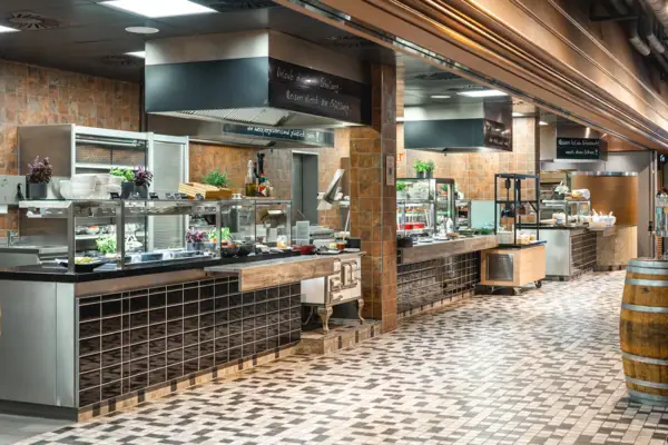 Een keuken met eten op het aanrecht.