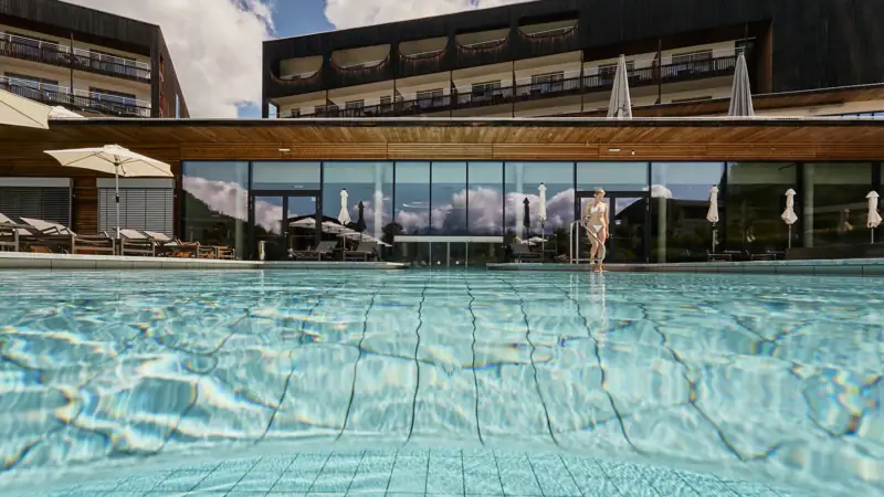 Zwembad met de aja Bergresort Werfenweng op de achtergrond.