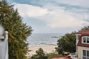 aja Strandhotel Bansin Een strand met een boot in het water.