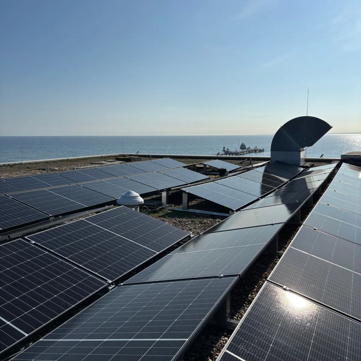 Zonnepanelen op het strand onder een heldere hemel