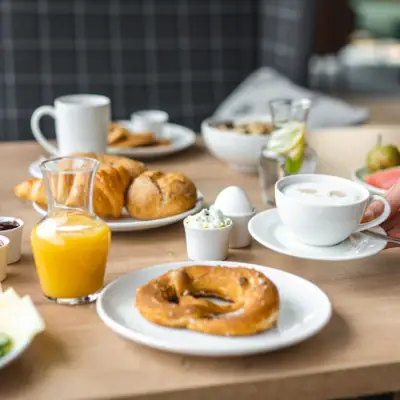 Ontbijt Een tafel met verschillende gerechten en drankjes.