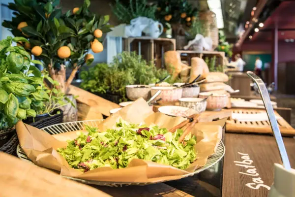 Buffet bij JEDERMANNS Een schaal met sla op een tafel