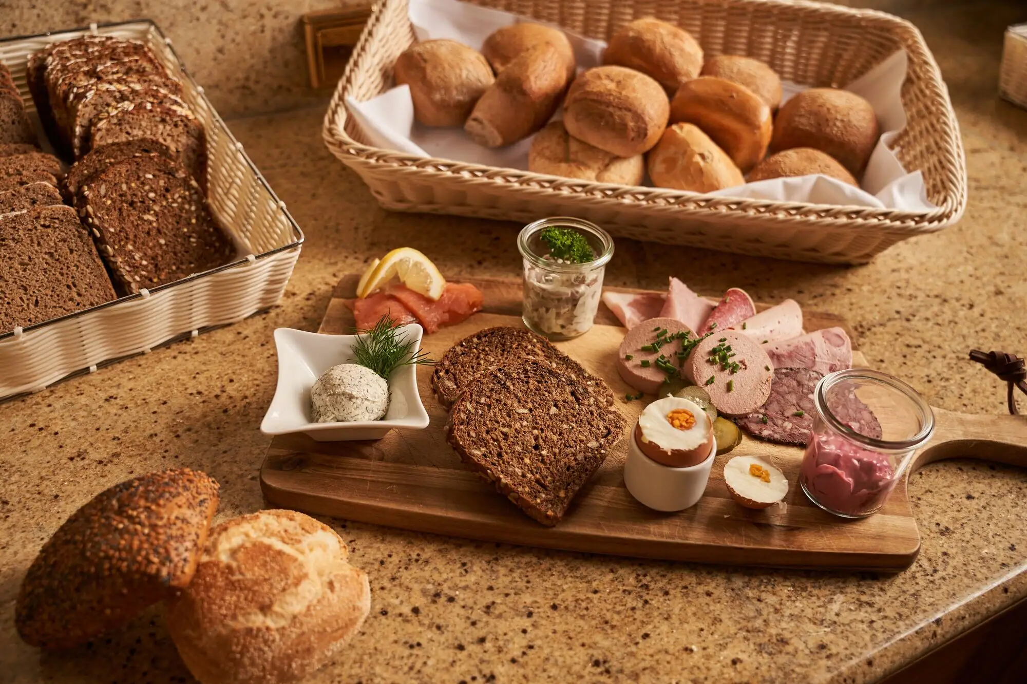 Vleeswaren ontbijt Houten plank met verschillende baksels erop.