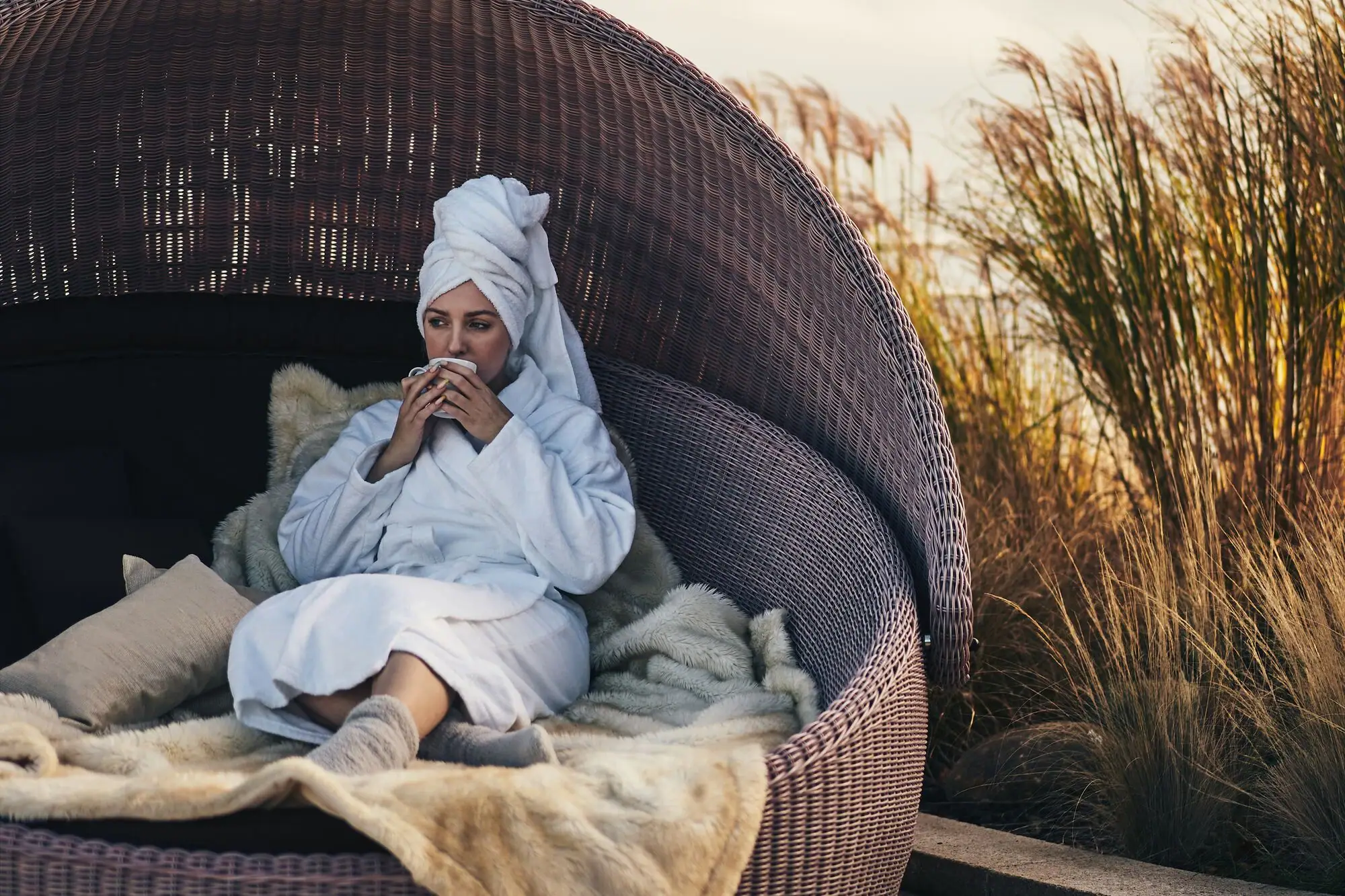Een vrouw zit op een stoel.