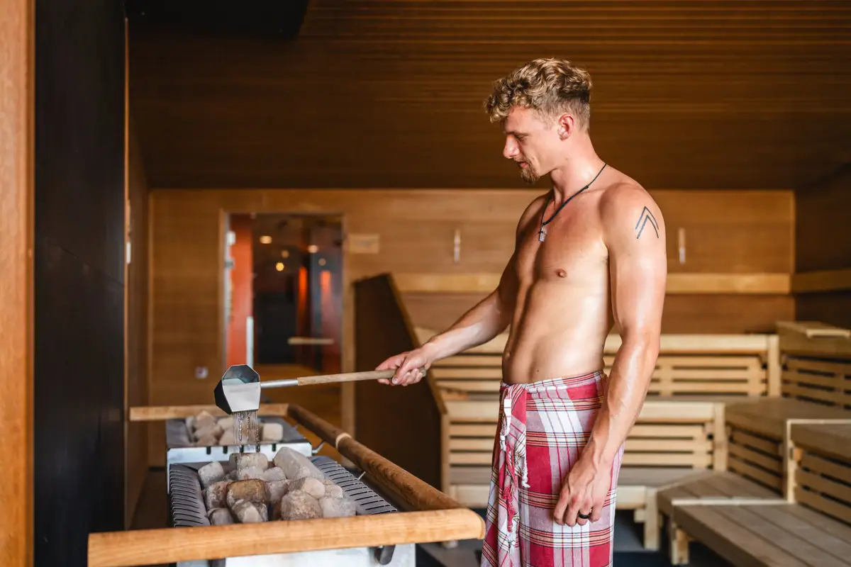 Een man in een rood-wit geruite korte broek.