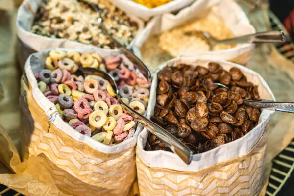 Een groep cornflakes met lepels.