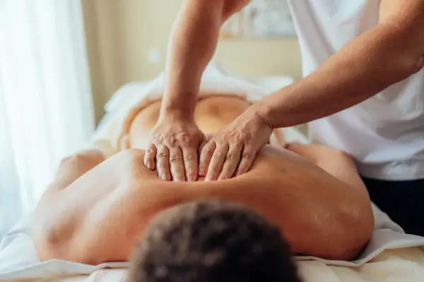Iemand krijgt een rugmassage.