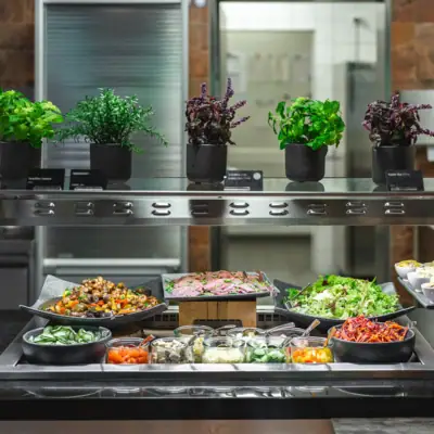 Restaurant bij aja Bad Saarow Voedsel op een plank in een keuken.