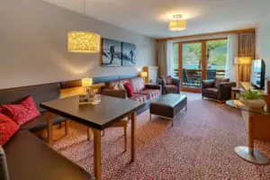 Suite Een kamer met een tafel en stoelen.