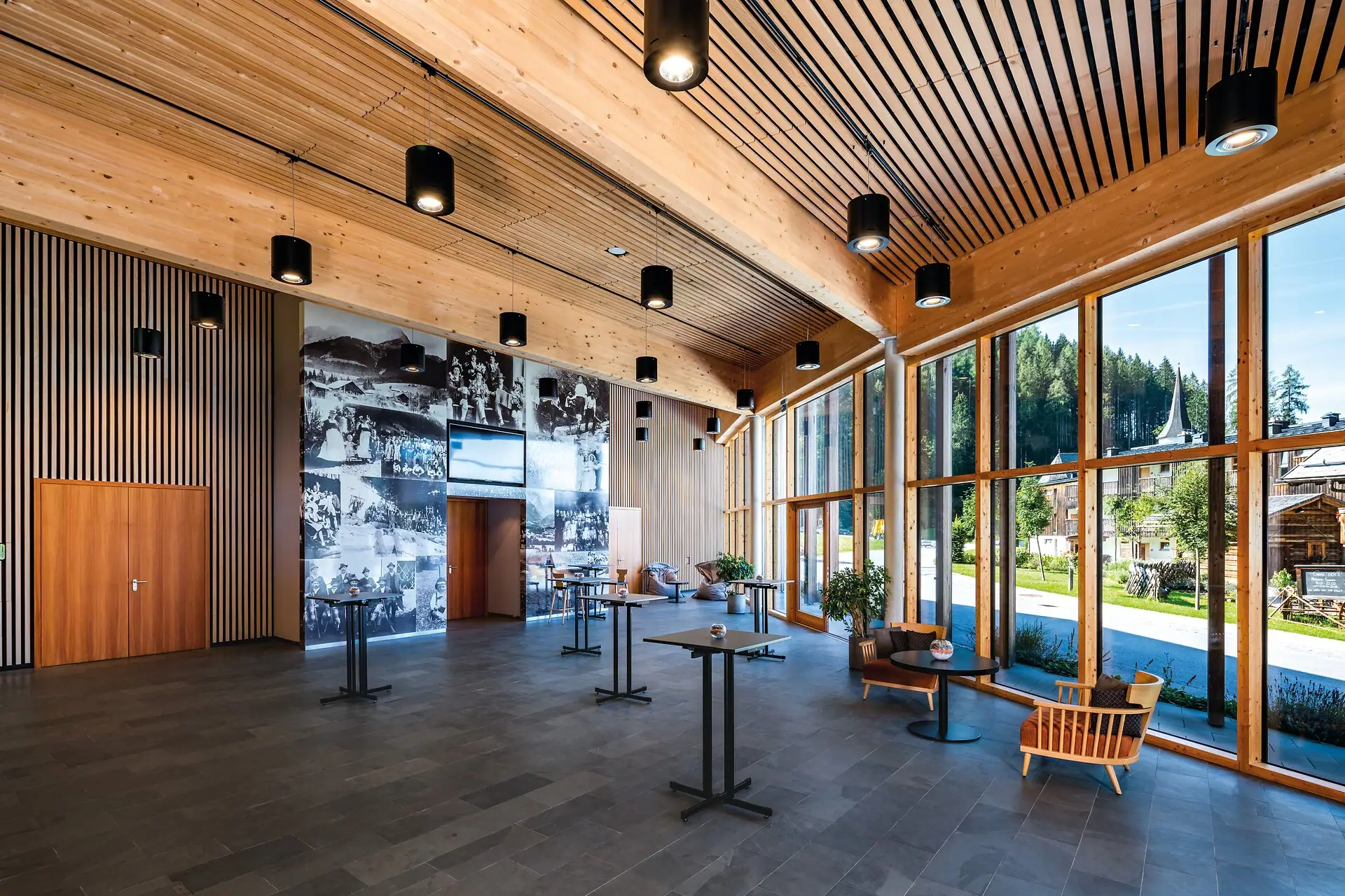 Een kamer met grote ramen en een grote muur.