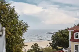Outlook Een strand met een boot in het water.