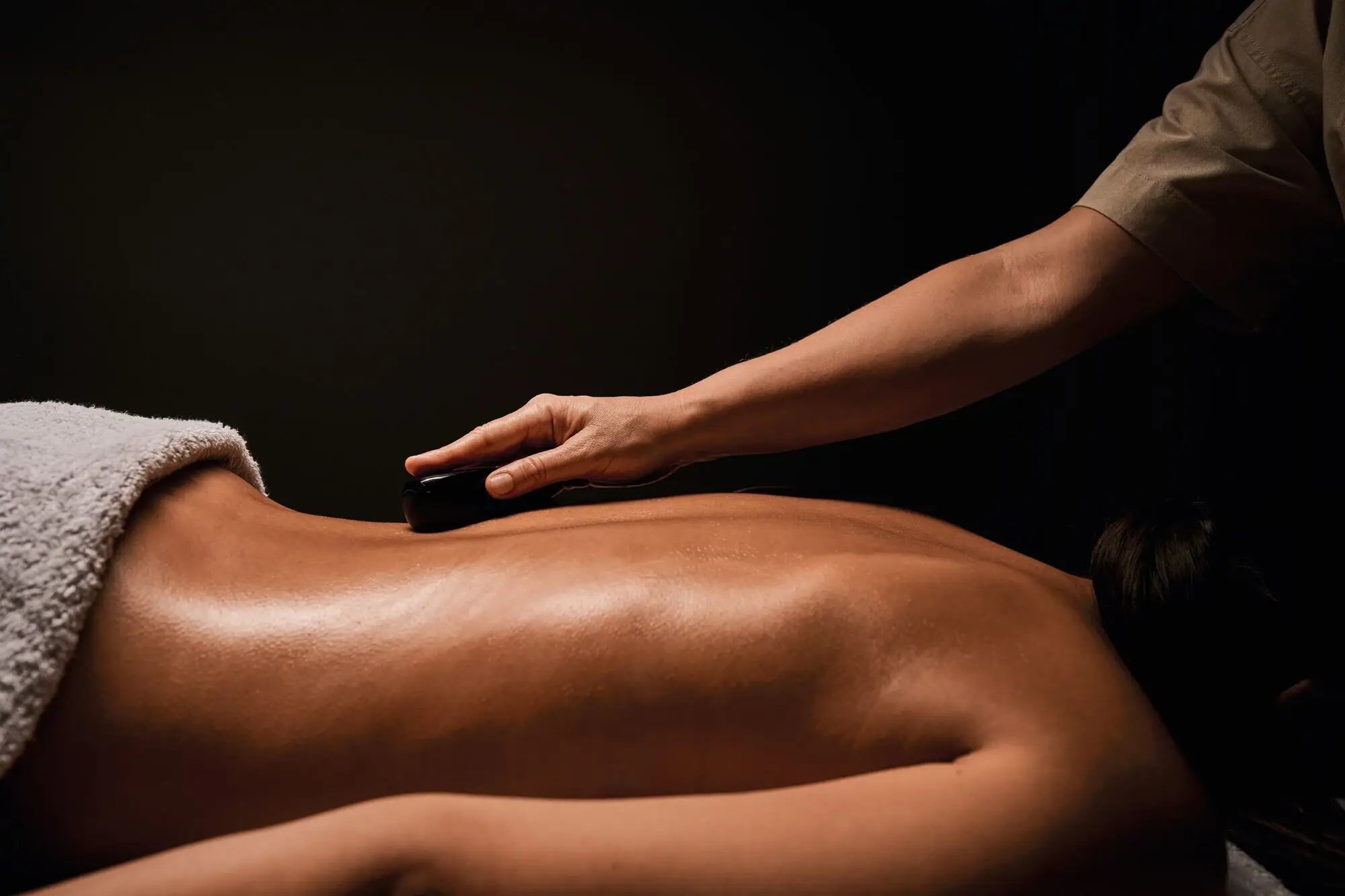 Eén persoon krijgt een massage.