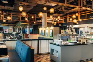 Ein Restaurant mit einigen Tischen und Buffetflächen.