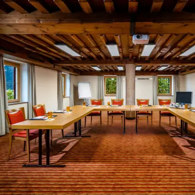 vergaderzaal Een kamer met een lange tafel en stoelen.