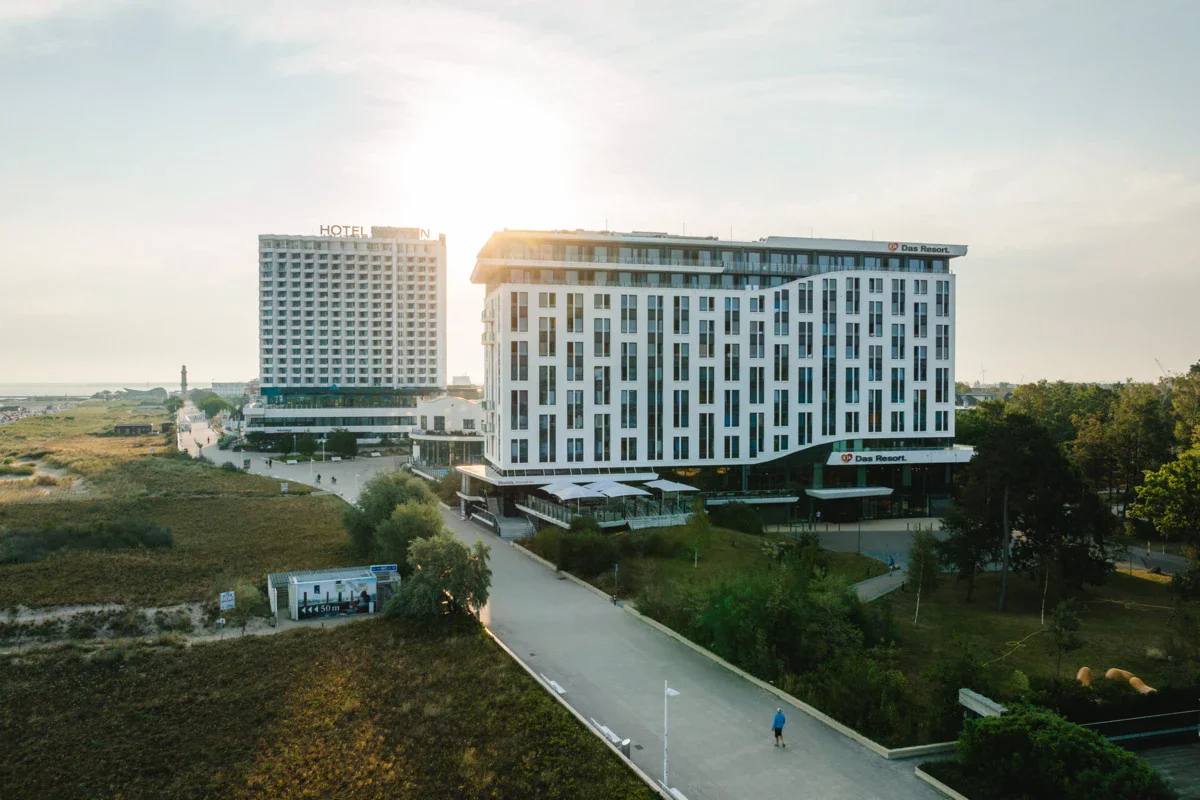 Een groep gebouwen naast een weg
