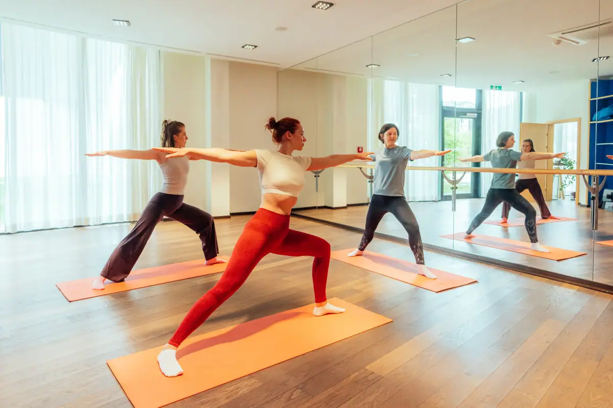 Een groep vrouwen doet aan yoga.
