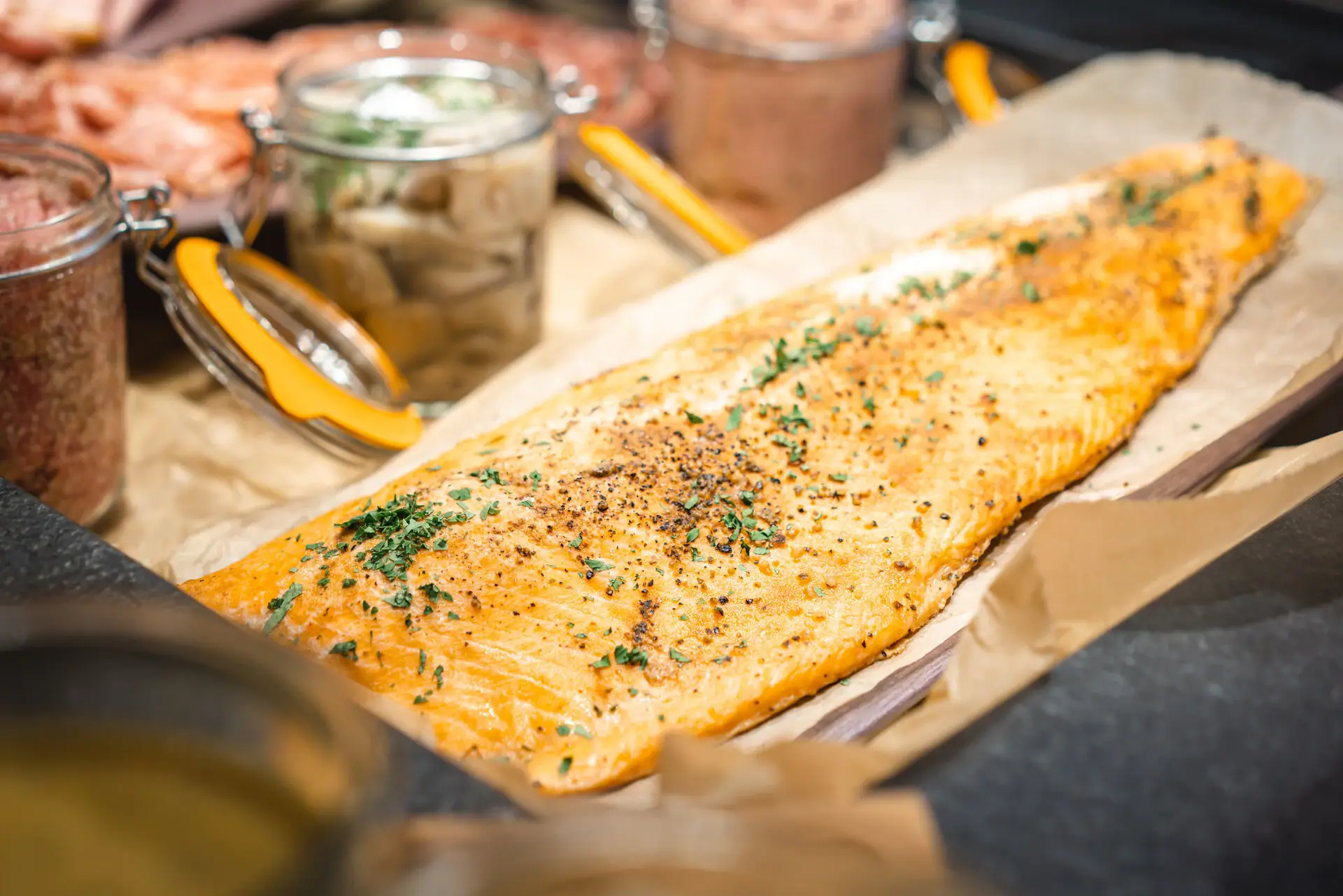 Een vis op een dienblad.