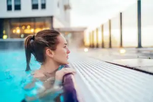 Frau in einem Schwimmbecken