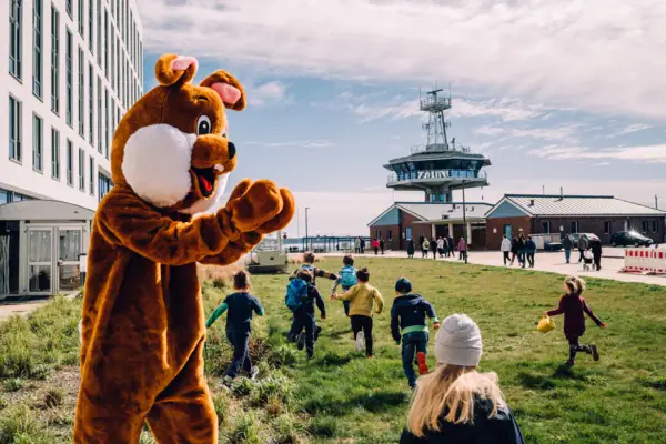 Een persoon in een kledingstuk buiten.