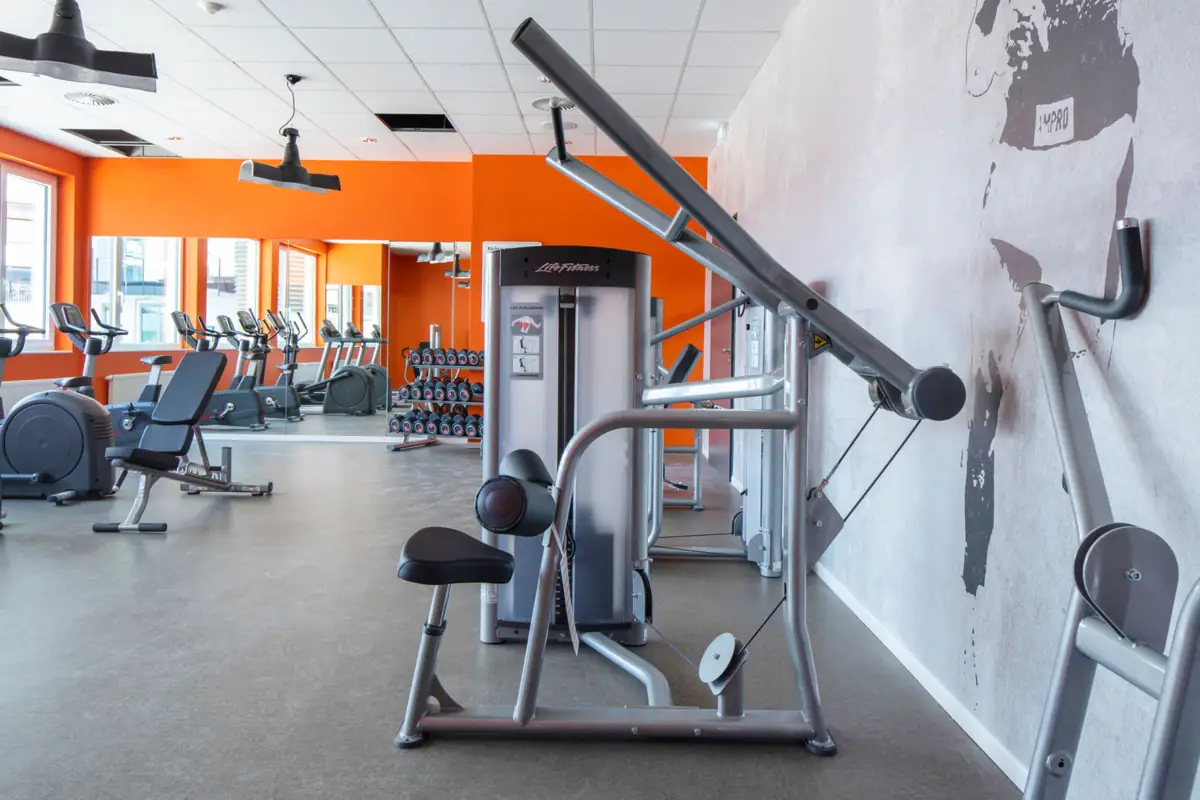 Fitnessstudio met trainingsapparatuur