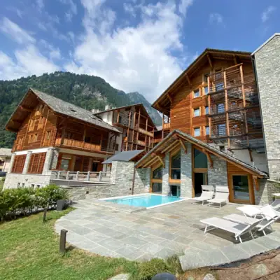 Huis met zwembad en stenen terras