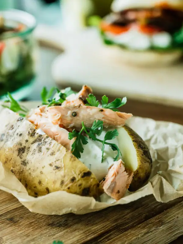 Aardappel in jasje Aardappelmantel met vlees en groenten op een houten plank