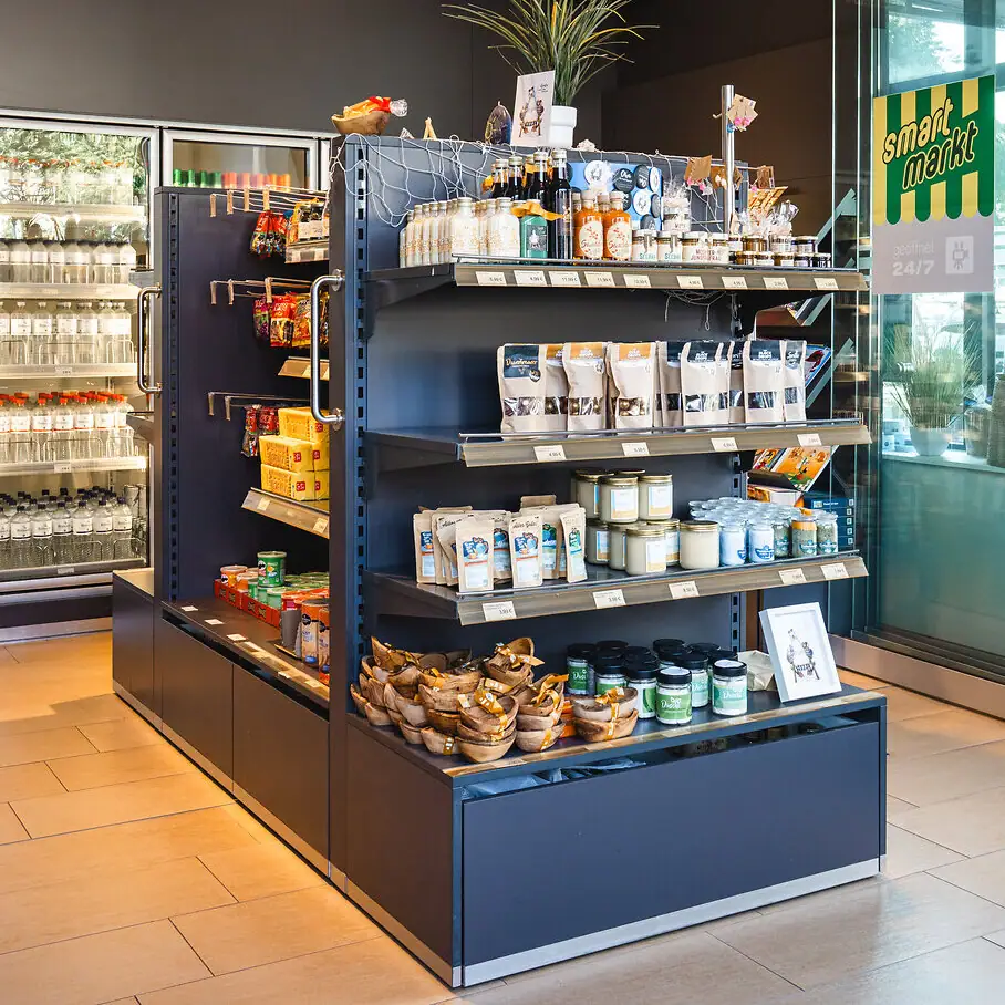 aja Winkel in Warnemünde Een winkel met schappen vol eten en drinken.