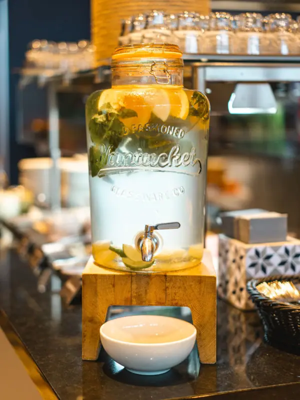 Waterdispenser met drankdispenser op een tafel.
