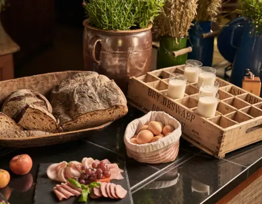 Een tafel met eten en drinken.