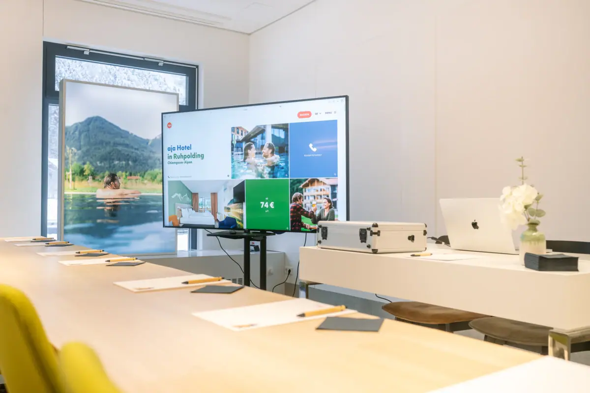 Een kamer met een groot scherm.