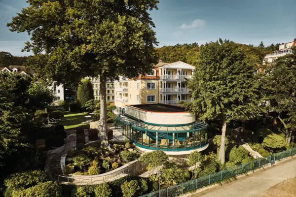 aja Strandhotel Bansin Een gebouw omringd door bomen