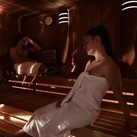 Een vrouw en een man in een sauna.