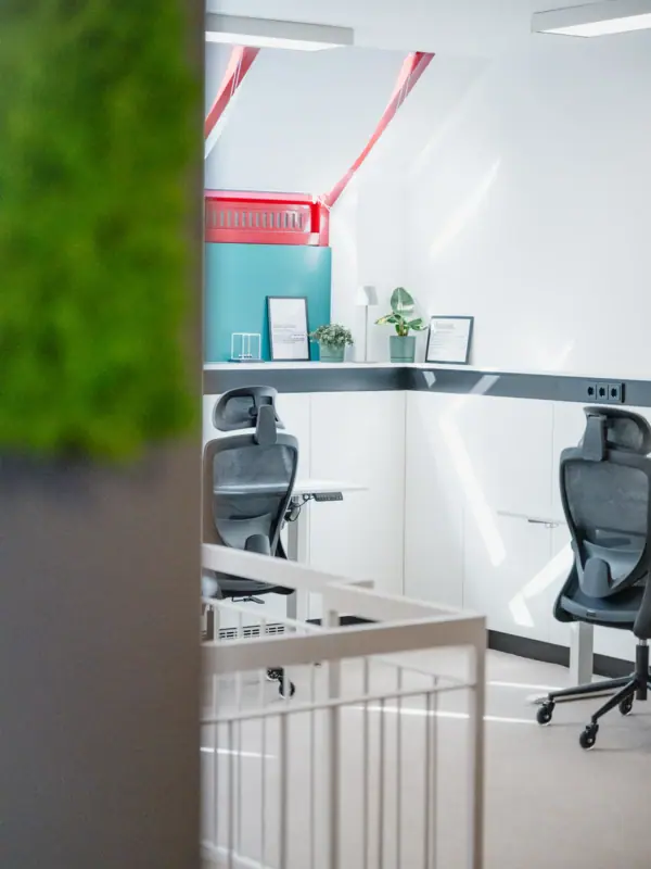 Stoelen in een kamer met witte muren en een witte leuning