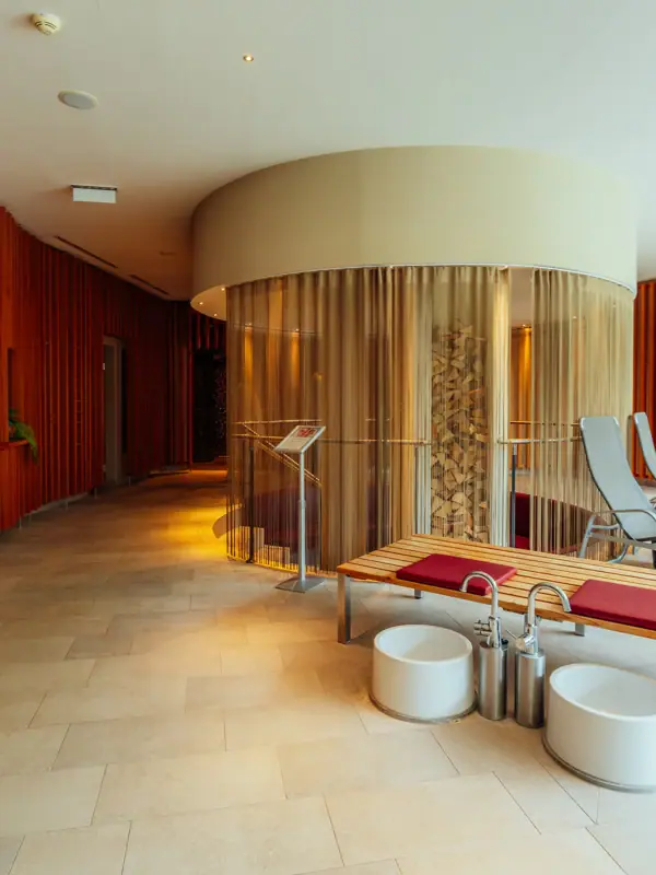 SPA-gedeelte Een ruimte met een glazen constructie en een bank.